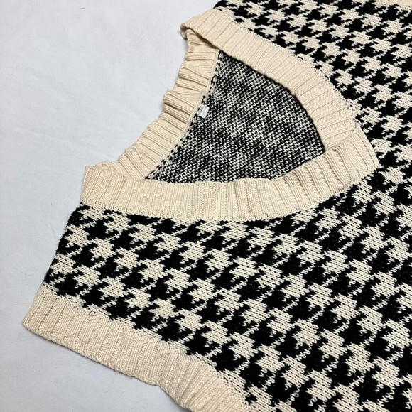 Women's black and cream hounds tooth patterned sweater vest - Picture 2 of 5